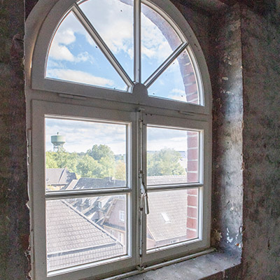 Ein Blick durch's Fenster (Dachboden Ledigenheim) Ein Blick durch's Fenster (Dachboden Ledigenheim)